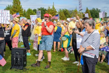 New Orleans, Los Angeles, ABD - 18 Ekim 2025: Mikrofondaki kadın, New Orleans 'ın Mid City Mahallesi' ndeki Lafitte Greenway 'de Krallar Yok gösterisinde gösteri yapıyor.