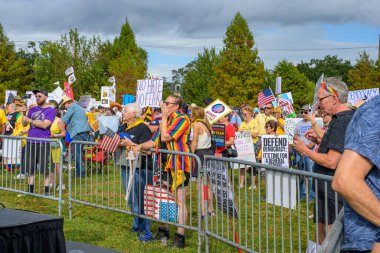 New Orleans, LA, ABD - 18 Ekim 2025: New Orleans 'ın Mid City Mahallesi' ndeki Lafitte Greenway 'de, gösterinin başlamasını bekleyen işaretlerle hoparlör sahnesine yakın Krallar Göstericileri Yok