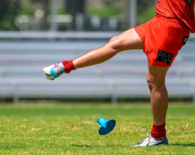 New Orleans, LA, ABD - 14 Eylül 2024: Bedava ve açık turnuvada ragbi topunu tekmeleyen erkeğin bacakları ve alt gövdesinin hareket görüntüsü