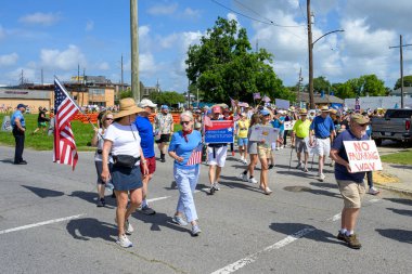 New Orleans, LA, ABD - 14 Haziran 2025: New Orleans 'ın Marigny Mahallesi' nde Krallar Yok Yürüyüşü 'ne katılan pankartlar ve bayraklarla Trump karşıtı protestocular