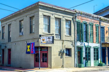 New Orleans, LA, ABD - 20 Eylül 2025: Depo Bölgesindeki Nola Taphouse Restoranı ve Hard Core BarbeQ Restoranı