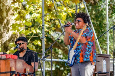 New Orleans, LA, ABD - 12 Ekim 2025: Joy Clark, New Orleans 'ın merkezindeki Lafayette Meydanı' nda düzenlenen ücretsiz ve açık Crescent City Blues ve BBBQ Festivali 'nde klavyecisinin yanında şarkı söyledi