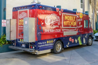 New Orleans, LA, ABD - 15 Ekim 2025 Copeland 'in Mobil Mutfak yemek kamyonu New Orleans' ın kuzeyinde park alanı olmayan bir yere park etti.