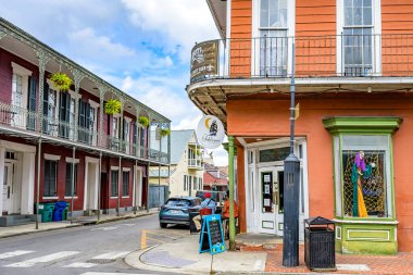 New Orleans, LA, ABD - 18 Ekim 2025: Burgundy Caddesi 'nin köşesindeki Schooner Bar' a Giriş ve Fransız Mahallesi 'ndeki St. Peter Caddesi 