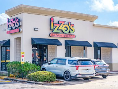 Metairie, LA, ABD - 21 Kasım 2025: New Orleans banliyölerindeki Gaziler Bulvarı 'ndaki Izzo' nun Yasadışı Burrito restoranı