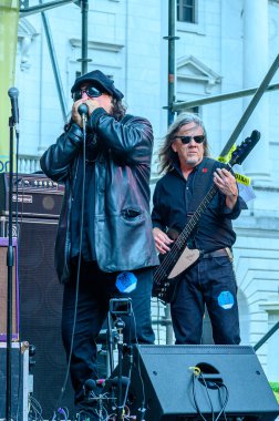 NEW ORLEANS, LA, ABD - 15 Ekim 2023: Johnny Maestro and bass player for the MBs (Momma 's Boys) Lafayette Meydanı' nda düzenlenen ücretsiz ve açık Crescent City Blues ve BBBQ Festivali 'nde sahne aldı.