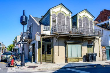 New Orleans, LA, ABD - 19 Kasım 2025 Bourbon Caddesi ve Ursulines Caddesi 'nin köşesindeki levazım subayı mağazası ve şarküteri
