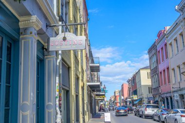 New Orleans, LA, ABD - 29 Kasım 2025: Justine Brasserie and Cafe and city of Chartres Street in French Quarter