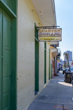 New Orleans, LA, ABD - 19 Kasım 2025: Fransız Mahallesi Burgundy Caddesi 'ndeki Çeyrek Bakkal ve Şarküteri