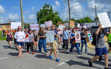 New Orleans, LA, ABD - 14 Haziran 2025: Marigny Mahallesi 'ndeki Krallar Günü Geçidi' nde çeşitli Trump karşıtı göstericiler ve pankartlar