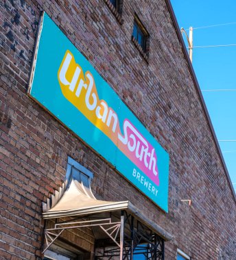 New Orleans, LA, ABD - 11 Aralık 2025: Aşağı Bahçe Bölgesi 'ndeki Tchoupitoulas Caddesi' ndeki Urban South Brewery ve Taproom
