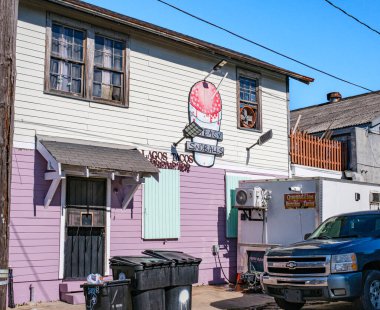 New Orleans, LA, ABD - 11 Aralık 2025: Lagos Taqueria ve Aşağı Bahçe Bölgesi St. James Caddesi 'ndeki Big Easy Snoballs