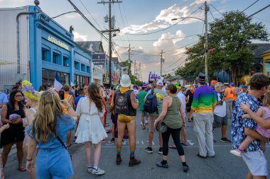 New Orleans, LA, ABD - 23 Ağustos 2025: Yaz ortası Mardi Gras Geçidi için Oak Caddesi 'ndeki işletmeler arasında çeşitli kalabalık toplandı.