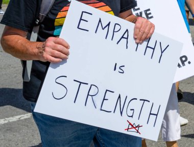 New Orleans, LA, ABD 'deki No Kings yürüyüşünde gösterici tarafından taşınan 