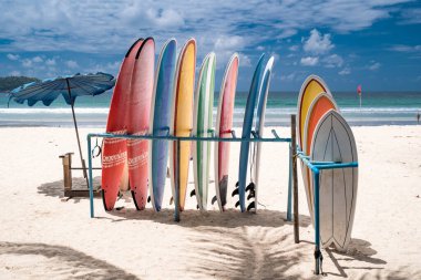 Beyaz kumsalda sörf tahtası, tropikal zaman