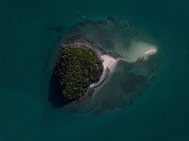 Hava manzarası: Tropikal küçük ada denizde beyaz kumlu bir kalbe benziyor, seyahat konsepti, doğa canlı