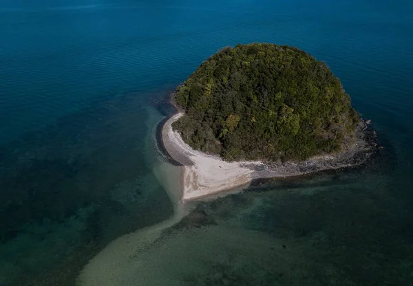 Uitzicht Lucht Tropisch Eilandje Ziet Eruit Als Een Paddenstoel Met — Stockfoto