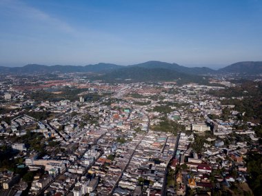 Güneşin doğuşuyla birlikte şehrin resimli dağları çevresindeki hava manzarası.