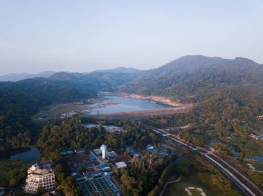 Tayland 'da yağmur eksikliğinden dolayı kurumuş bir baraj. Güneşin doğuşundaki güzel göl tepeler ve golf sahaları arasında yer alır.