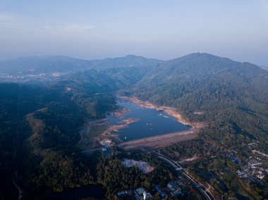 Tayland 'da yağmur eksikliğinden dolayı kurumuş bir baraj. Güneşin doğuşundaki güzel göl tepeler ve golf sahaları arasında yer alır.