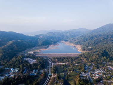 Tayland 'da yağmur eksikliğinden dolayı kurumuş bir baraj. Güneşin doğuşundaki güzel göl tepeler ve golf sahaları arasında yer alır.