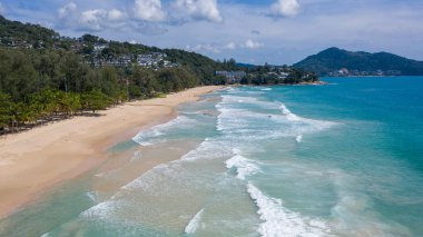 Surin plajı Tayland 'ın Phuket şehrinde yer alan güzel bir kumsal. Yüksek kalite fotoğraf