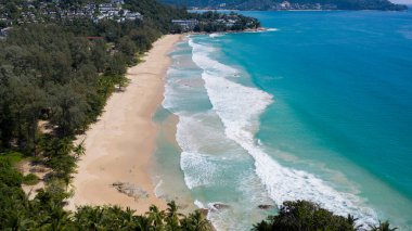 Surin plajı Tayland 'ın Phuket şehrinde yer alan güzel bir kumsal. Yüksek kalite fotoğraf