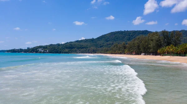 Kamala plajı, Tayland 'ın Phuket şehrinde bulunan güzel bir kumsal. Yüksek kalite fotoğraf