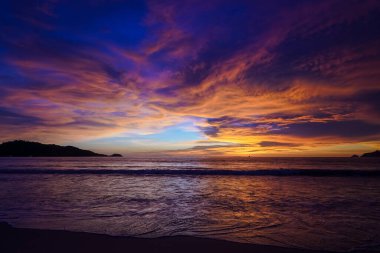 Sahilde mavi turuncu bir gölgede parlak bir gün batımı. Yüksek kalite fotoğraf