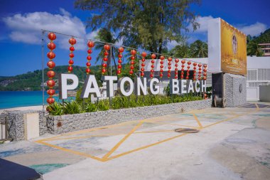 PHUKET, THAILAND-FEBRUARY 09: Patong plaj karşılama tabelası Phuket, Tayland, 2009 Şubat, 2021 Patong plajı su sporları için popüler bir plajdır.