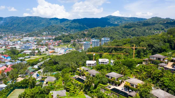 Güneşli havada yeşil dağlarla çevrili inşaat halindeki bina. Yüksek kalite fotoğraf