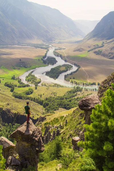 Altai dağları manzaralı bir adam. Yüksek kalite fotoğraf
