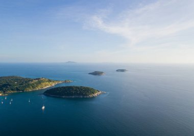 Yeşil tepeler, körfezde yatlar, Adaman Denizi 'nde küçük adalar, Nai Harn Sahili, Phuket, Tayland