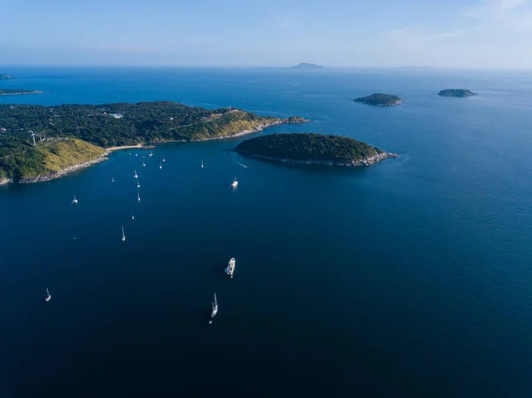 Yeşil tepeler, körfezde yatlar, Adaman Denizi 'nde küçük adalar, Nai Harn Sahili, Phuket, Tayland