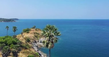 Promthep Burnu Güzel Manzara Havadan Görünümü Yüksek Kaliteli FullHD çekim suyu Arka planda bir dağ. 