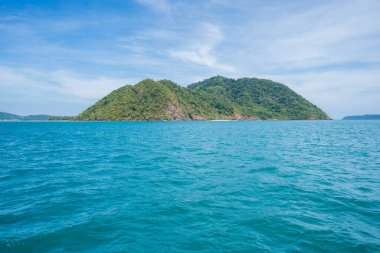 Denizdeki tropik küçük ada, seyahat konsepti, doğa, yüksek kaliteli fotoğraf
