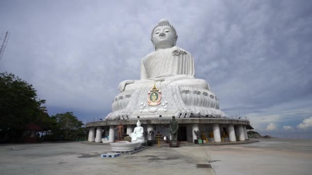 Weißer Marmor Große Buddha-Statue auf dem hohen Berg auf Phuket Thailand bewölktes Wetter, keine Menschen — Stockvideo