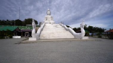 Merdivenler Phuket 'in Büyük Beyaz Buda' sı. Büyük Beyaz Buda bulutların altında Phuket 'in ana cazibesi. Asya 'daki Budist tapınağı. Oturan bir Buda 'nın büyük heykeli.