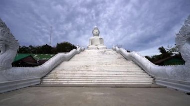 Merdivenler Phuket 'in Büyük Beyaz Buda' sı. Büyük Beyaz Buda bulutların altında Phuket 'in ana cazibesi. Asya 'daki Budist tapınağı. Oturan bir Buda 'nın büyük heykeli.