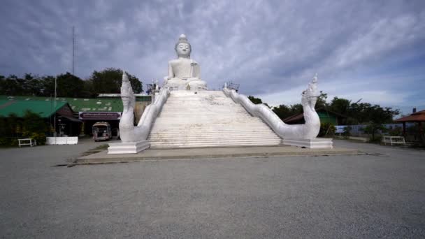 Schody Velký bílý Buddha z Phuketu. Velký bílý Buddha pod plovoucími mraky Hlavní atrakcí Phuketu. Buddhistický chrám v Asii. Velká socha sedícího Buddhy — Stock video