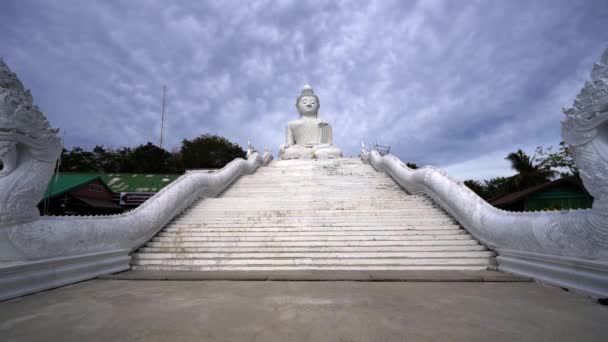 Schody Velký bílý Buddha z Phuketu. Velký bílý Buddha pod plovoucími mraky Hlavní atrakcí Phuketu. Buddhistický chrám v Asii. Velká socha sedícího Buddhy — Stock video