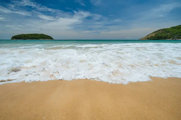 沙滩上的海浪泡沫，碧绿的海水，阳光灿烂的白昼 — 图库照片