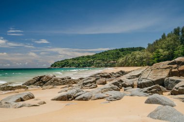 Parlak güneşli bir günde, Rocky tropik kumlu plajı, Nai Thon plajı, Phuket adası.