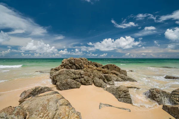 Idyllische tropische Strände, großer Korallenfelsen und türkisklares Meerwasser. wunderschöne Natur der Insel Phuket — Stockfoto