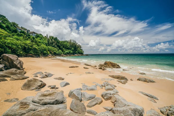Gyönyörű trópusi strand tenger és homok zöld dzsungel erdő dombon kék ég és fehér felhő utazás és nyaralás — Stock Fotó