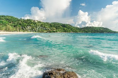 Turkuaz göldeki büyük dalgaların yanında.