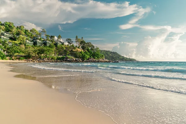 Trópusi strand óceáni hosszú hullámokkal. Nyári vakáció és a természet utazás kaland koncepció. — Stock Fotó