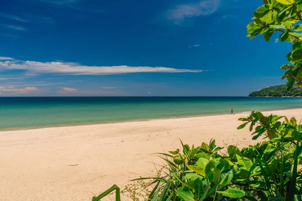 Schöner Strand mit weißem Sand, türkisfarbenem Meer, blauem Himmel mit Wolken und Bäumen an einem strahlend sonnigen Tag. perfekte tropische Landschaft — Stockfoto