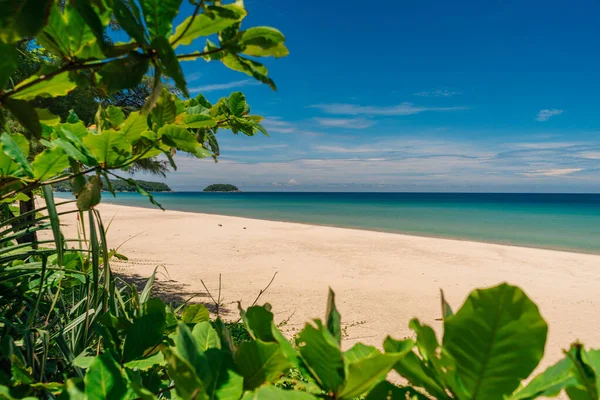 热带海滩，绿松石水。夏季概念 — 图库照片