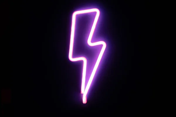 Mor yıldırımlı, neon ışıklı işaretler. Yüksek voltajlı neon sembolü, hafif pankart tasarım elementi renkli modern tasarım trendleri. Siber punk kavramı